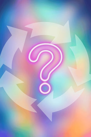 Mystery Diamond Painting Abo mit pinkem Fragezeichen auf buntem, holografischem Hintergrund für dein nächstes Bastelset