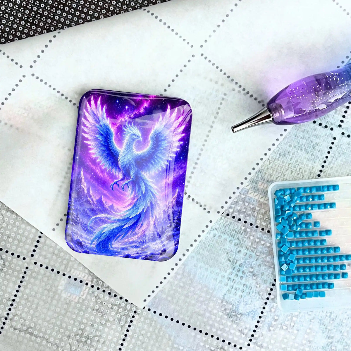 Diamond Painting Cover Minder Winterphönix aus Glas auf Leinwand mit Glitzer-Stift und Steinen.
