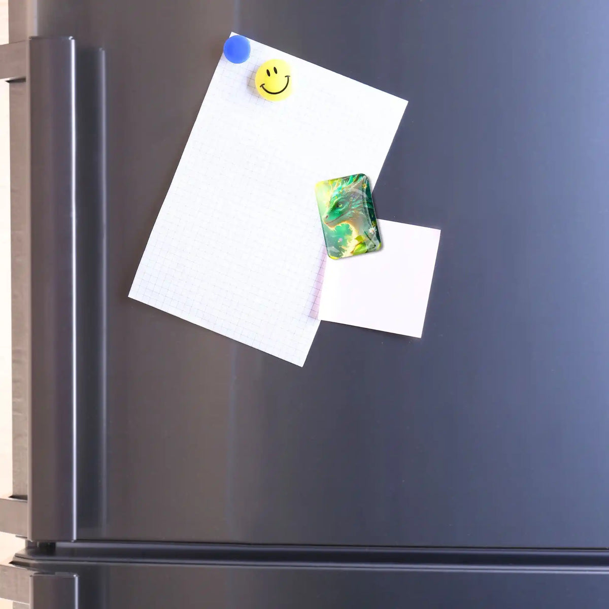 Gläserner Diamond Painting Cover Minder Motiv Hüter des Smaragdwaldes an einem Kühlschrank magnetisch befestigt