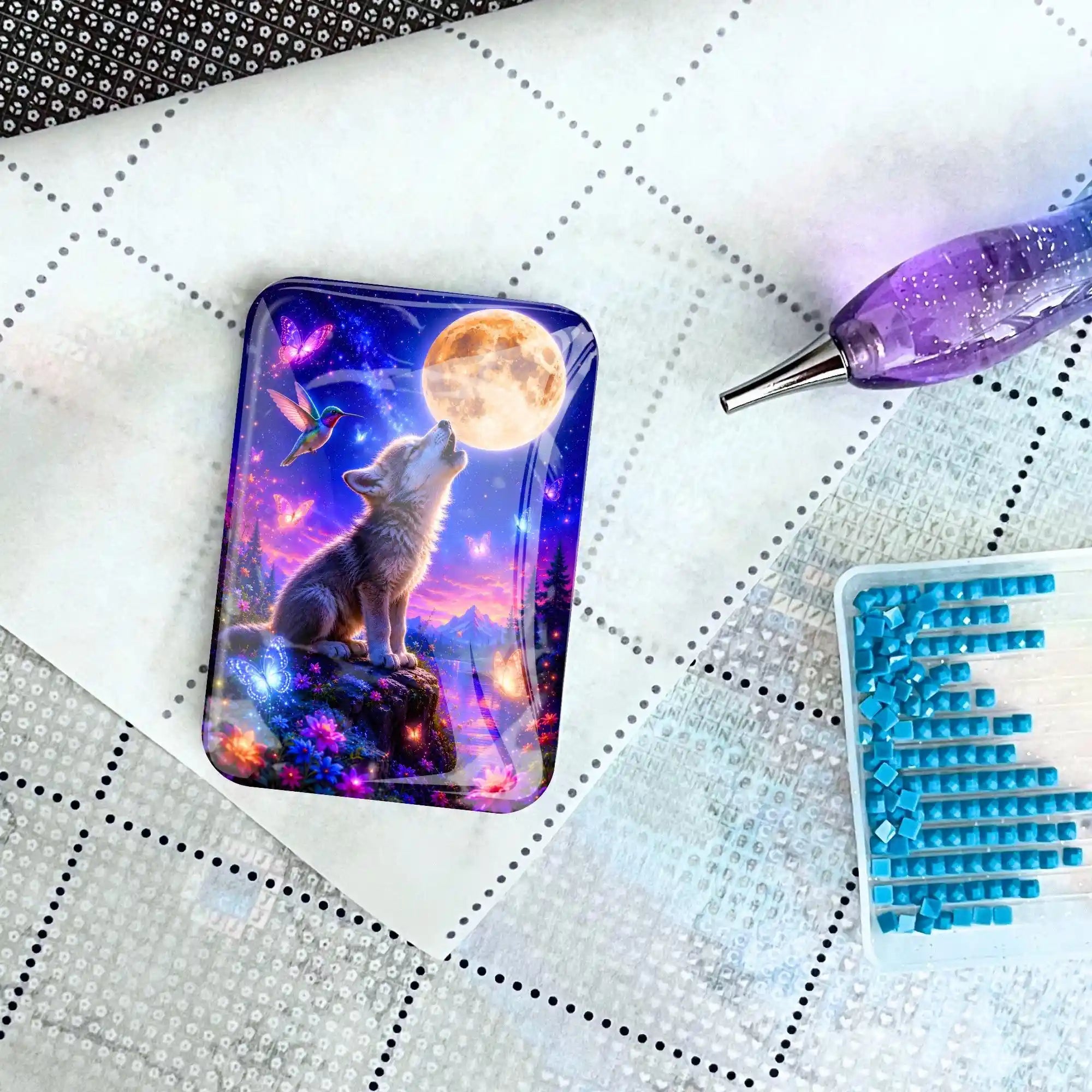 Magischer Wolf Cover Minder auf Diamond Painting Leinwand mit Stift und blauen Steinchen