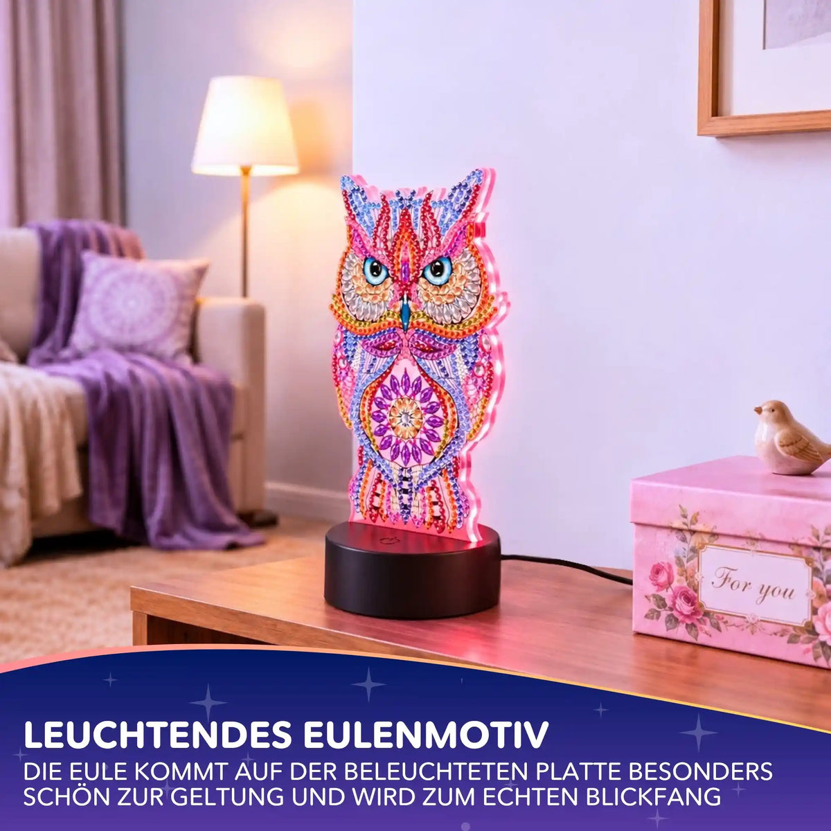 Leuchtende Diamond Painting LED Lampe mit buntem Eulenmotiv aus funkelnden Glitzersteinen.