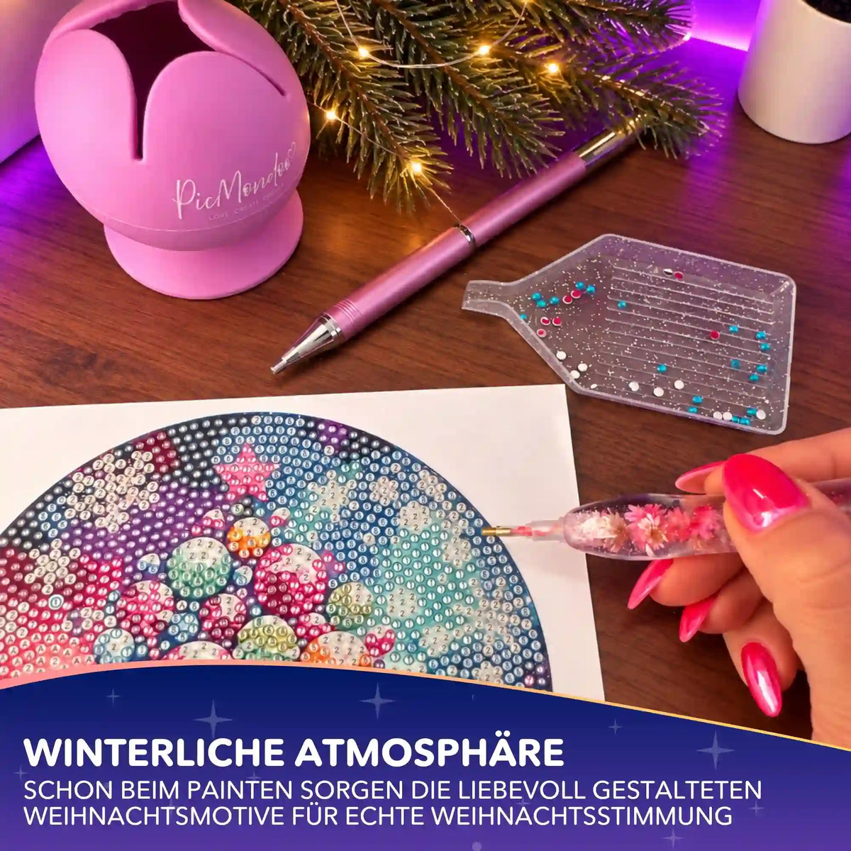Diamond Painting Fensterbild Weihnachten: Bunte Glitzersteine werden mit dem Stift auf das Motiv gesetzt.