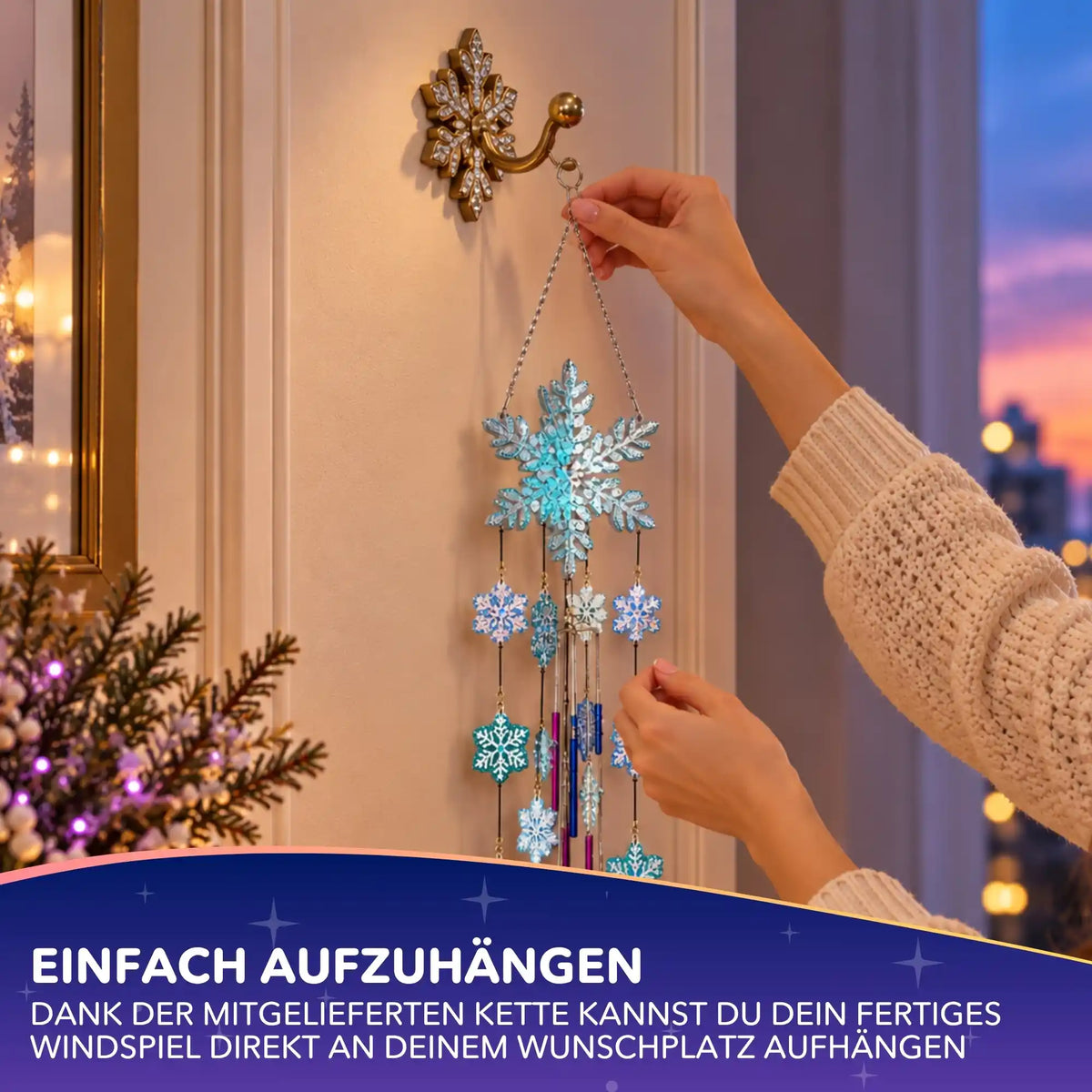 Diamond Painting Windspiel mit funkelnden Schneeflocken wird als winterliche Deko an Kette aufgehängt.