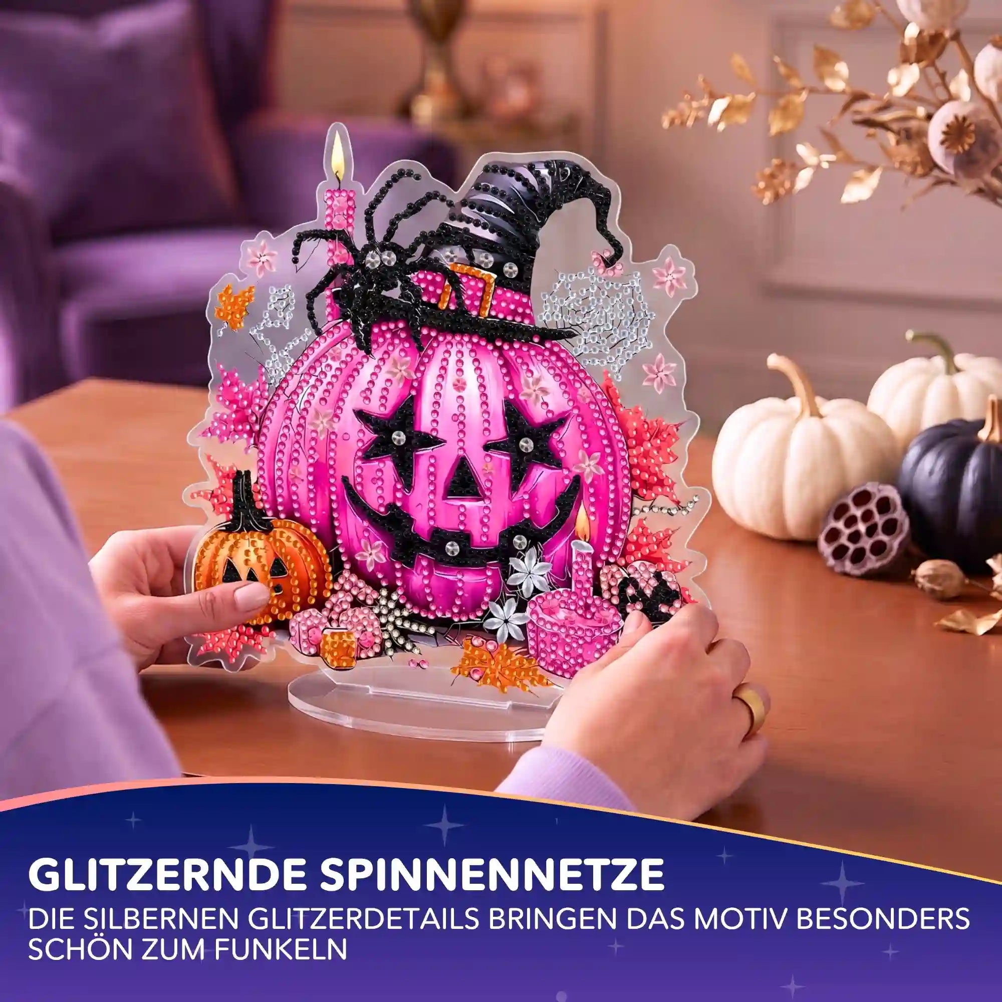 Glitzernder Diamond Painting Aufsteller: Pinker Halloween Kürbis mit Spinnen und funkelnden Steinen als Party-Deko