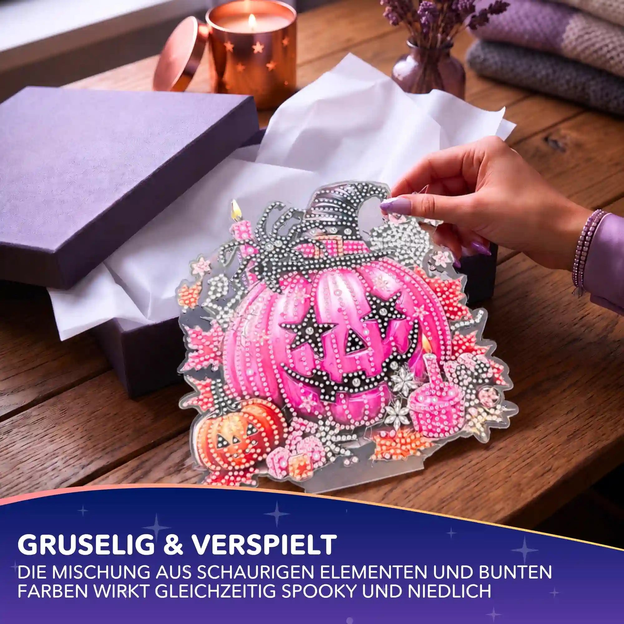 Diamond Painting Aufsteller pinker Kürbis als glitzernde Halloween Dekoration mit funkelnden Steinen in einer Geschenkbox.