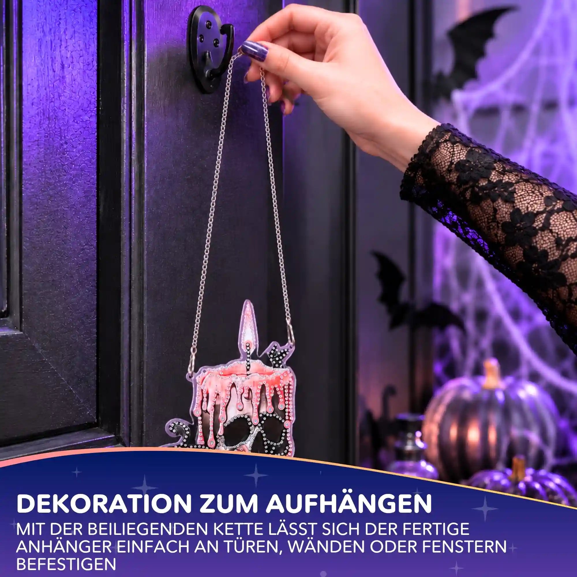 Diamond Painting Aufhänger Totenkopf-Kerze als Halloween-Deko mit glitzernden Steinchen an einer Kette befestigt
