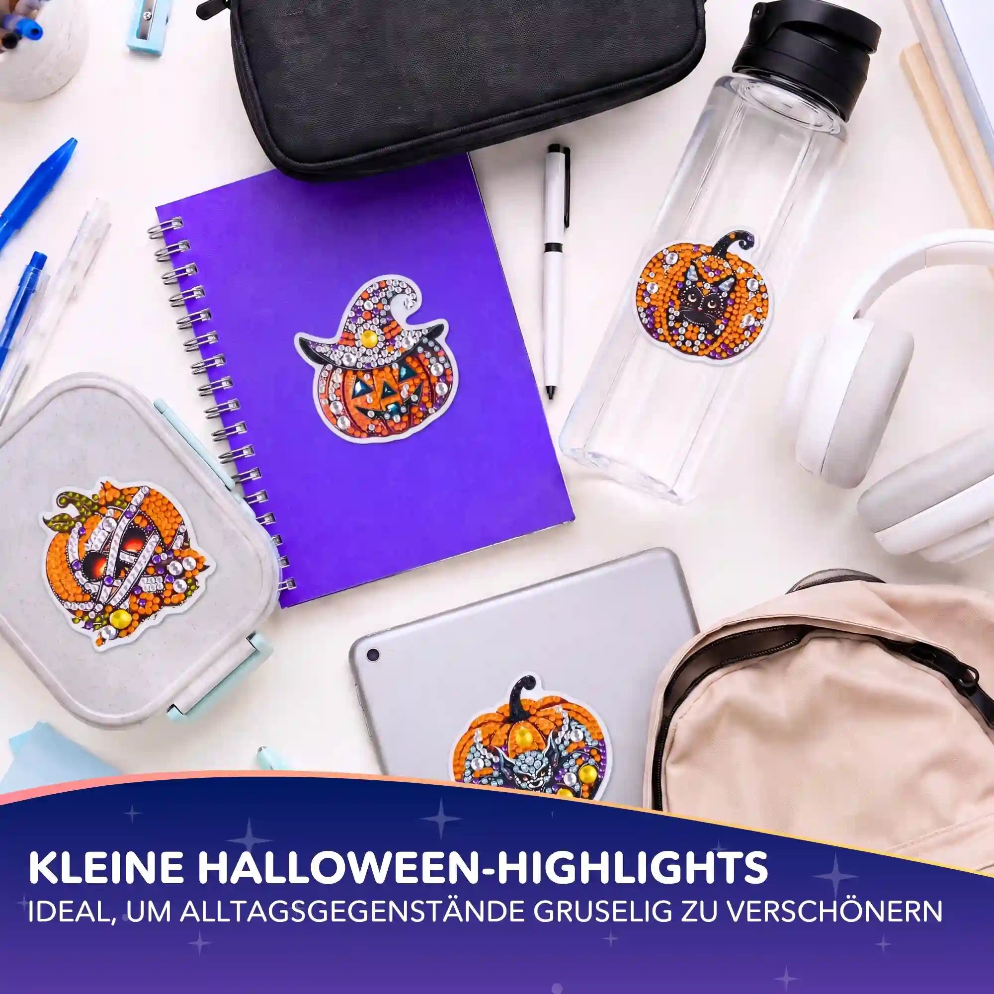 Diamond Painting Sticker Halloween Set mit Kürbis-Motiven auf Notizbuch, Trinkflasche und Lunchbox dekoriert