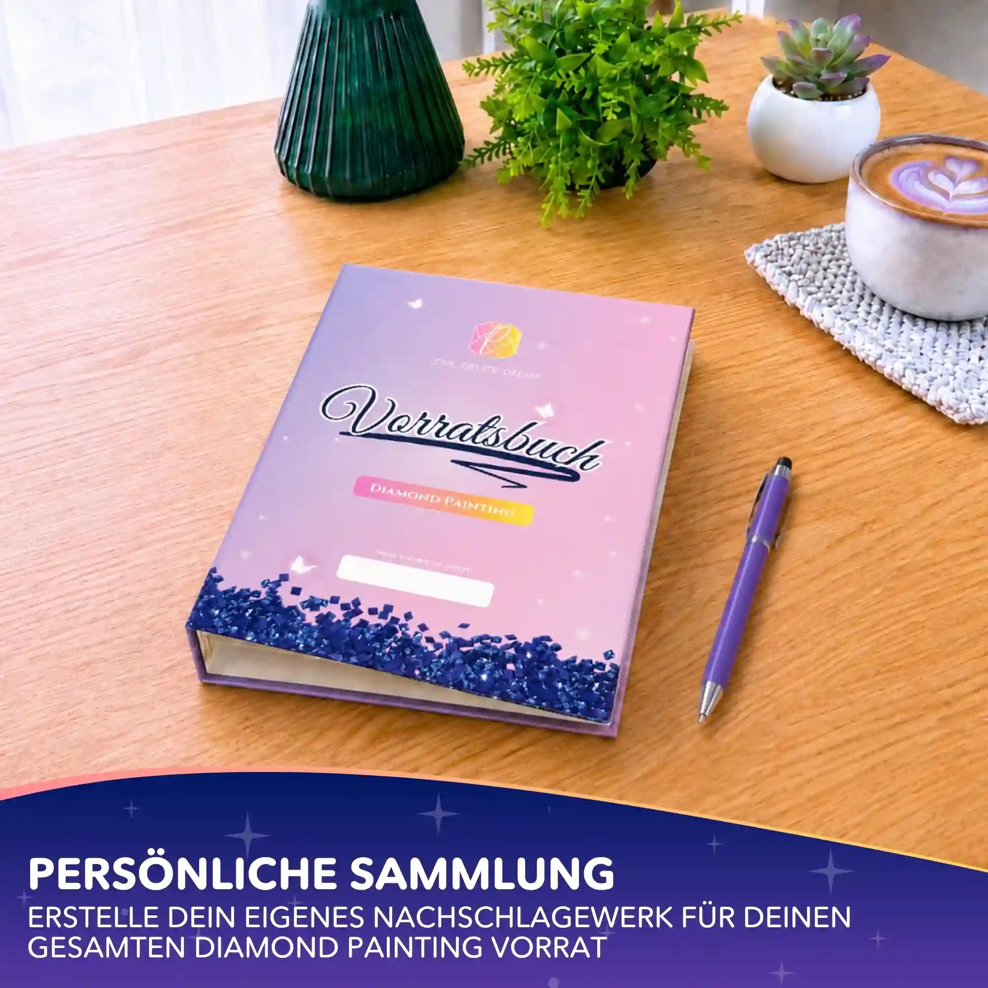 Lila Diamond Painting Vorratsbuch zur Organisation der Bastelsammlung auf einem Holztisch mit Stift