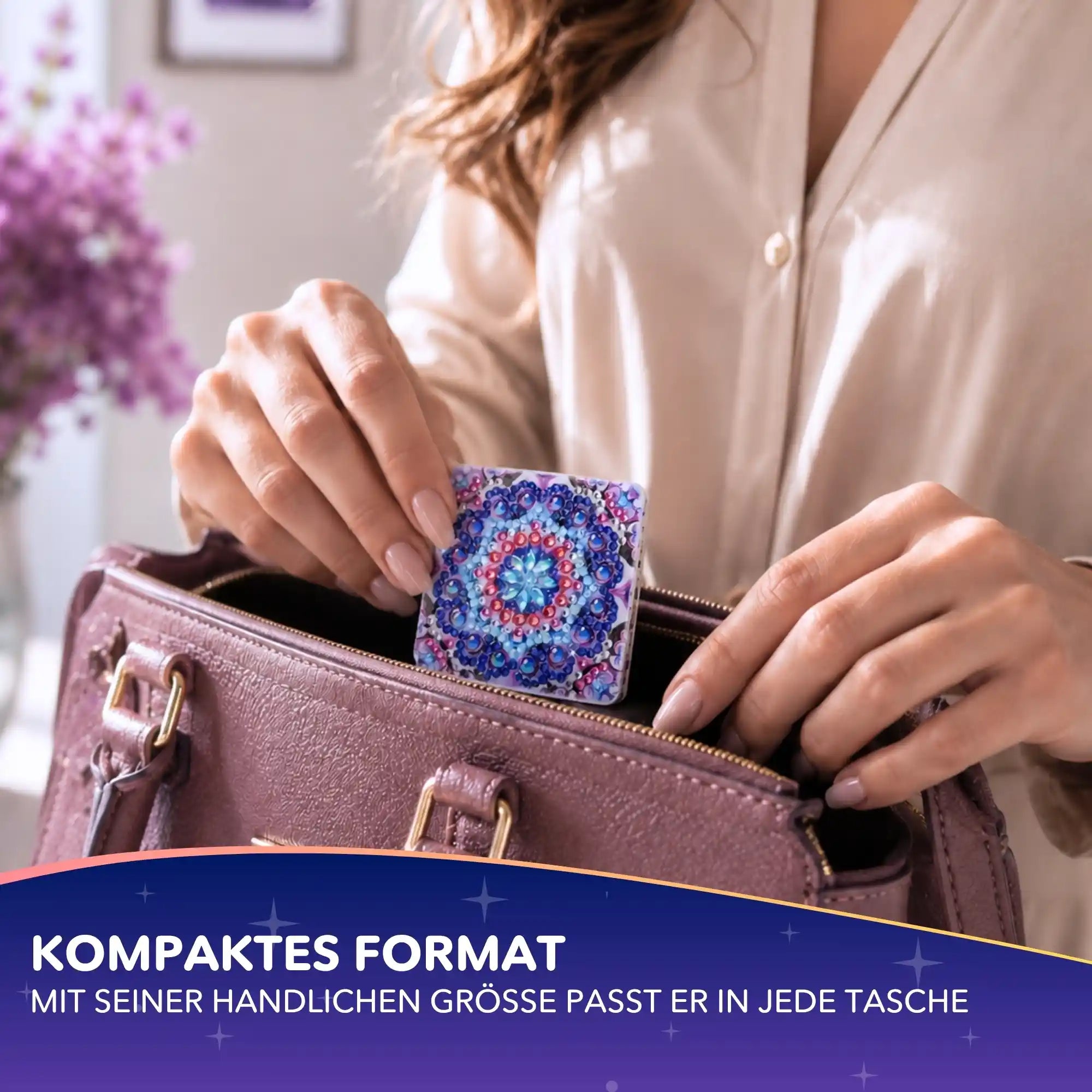 Diamond Painting Taschenspiegel mit buntem Mandala-Motiv und glitzernden Strasssteinen wird in eine Handtasche gesteckt.
