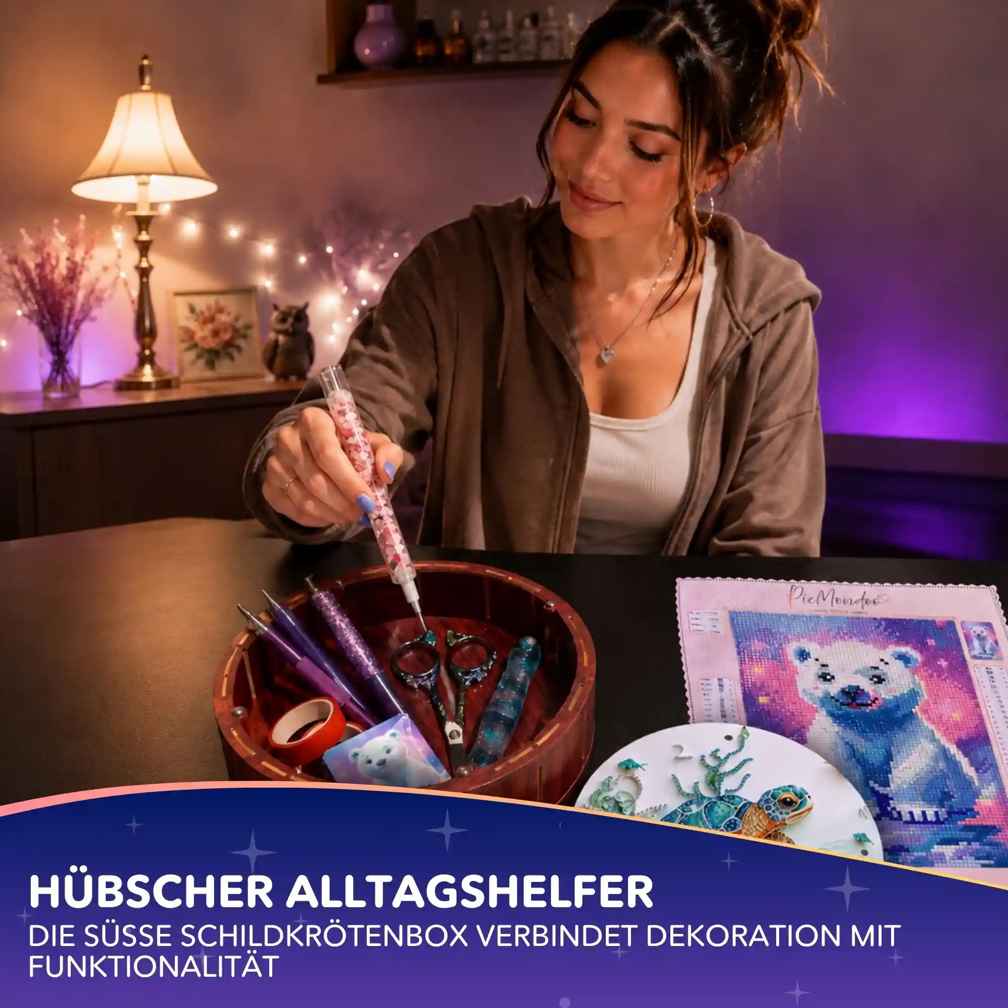 Diamond Painting Aufbewahrungsbox mit Schildkröten-Motiv und Zubehör neben einem fertigen Diamanten Painting Eisbär-Bild.