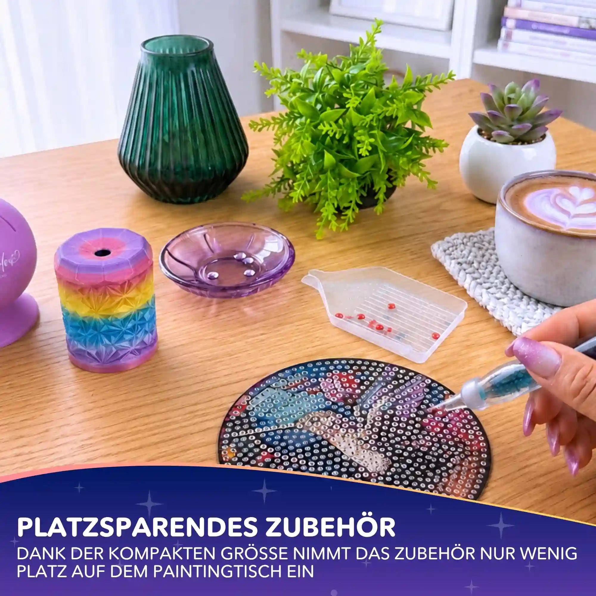 Bunter Cover Minder Mülleimer als praktisches Zubehör für Diamond Painting auf einem aufgeräumten Basteltisch