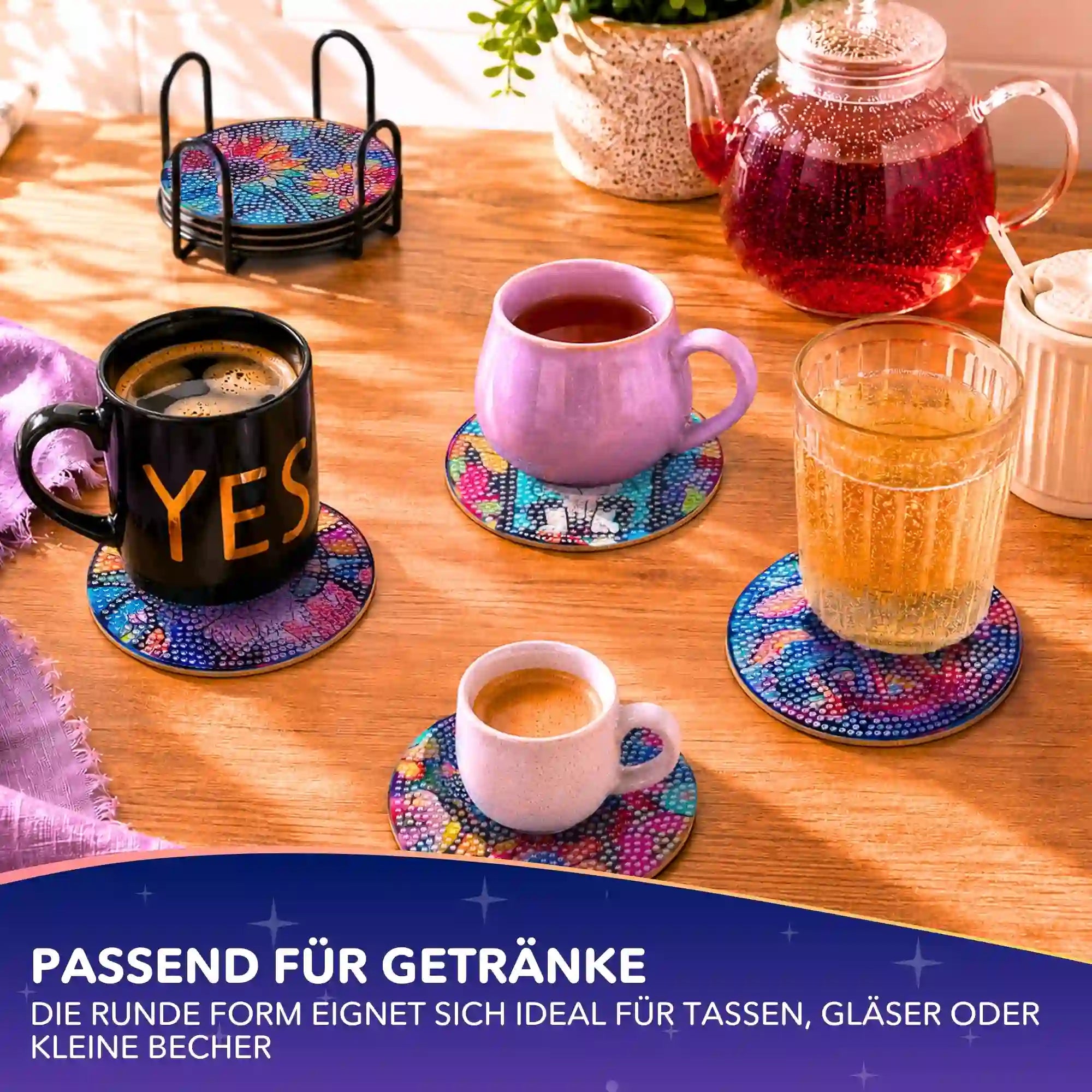 Bunte Diamond Painting Untersetzer mit Tiermotiven, verziert mit glitzernden Steinen unter Tassen und Gläsern auf dem Tisch.