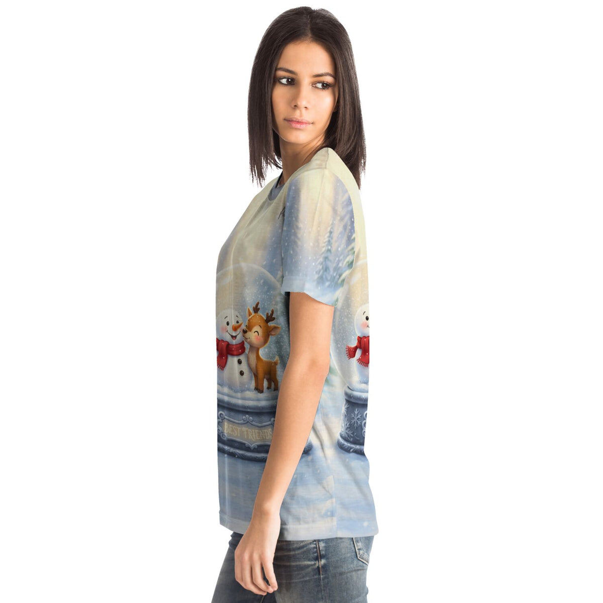 Frau trägt Best Friends T-Shirt mit weihnachtlichem Schneemann und Rentier Motiv im Schnee-Design