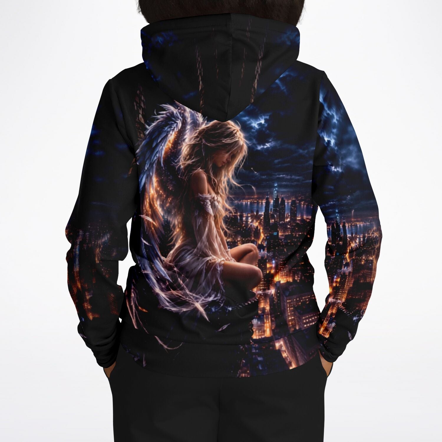 Dreamer Hoodie mit Engel-Motiv über einer nächtlichen Stadt, perfekt für Fans von Malen nach Zahlen und Diamond Painting