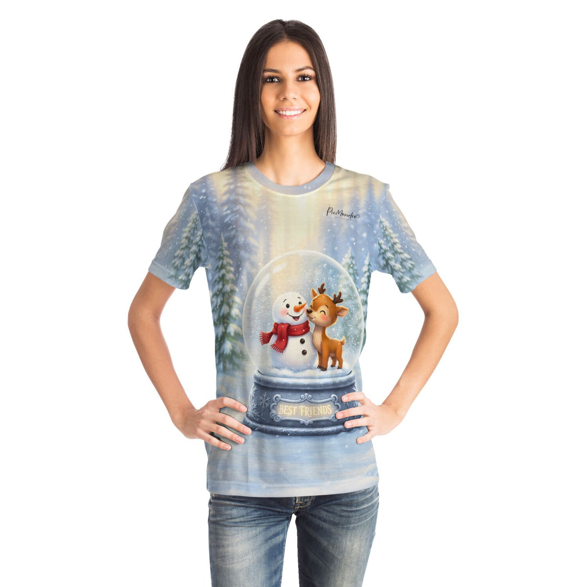 Frau trägt Dreamer T-Shirt mit weihnachtlichem Schneekugel-Motiv: Schneemann und Rentier als Best Friends.