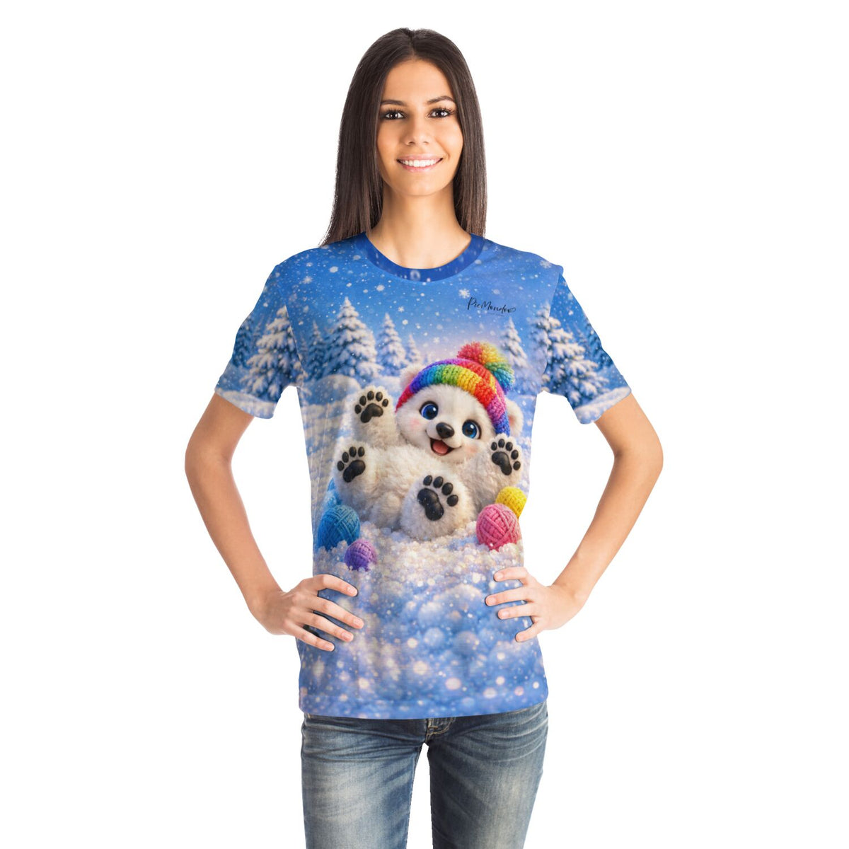 Frau trägt blaues T-Shirt Winterfreude mit süßem Eisbär-Motiv, bekannt aus unseren Diamond Painting und Malen nach Zahlen Sets