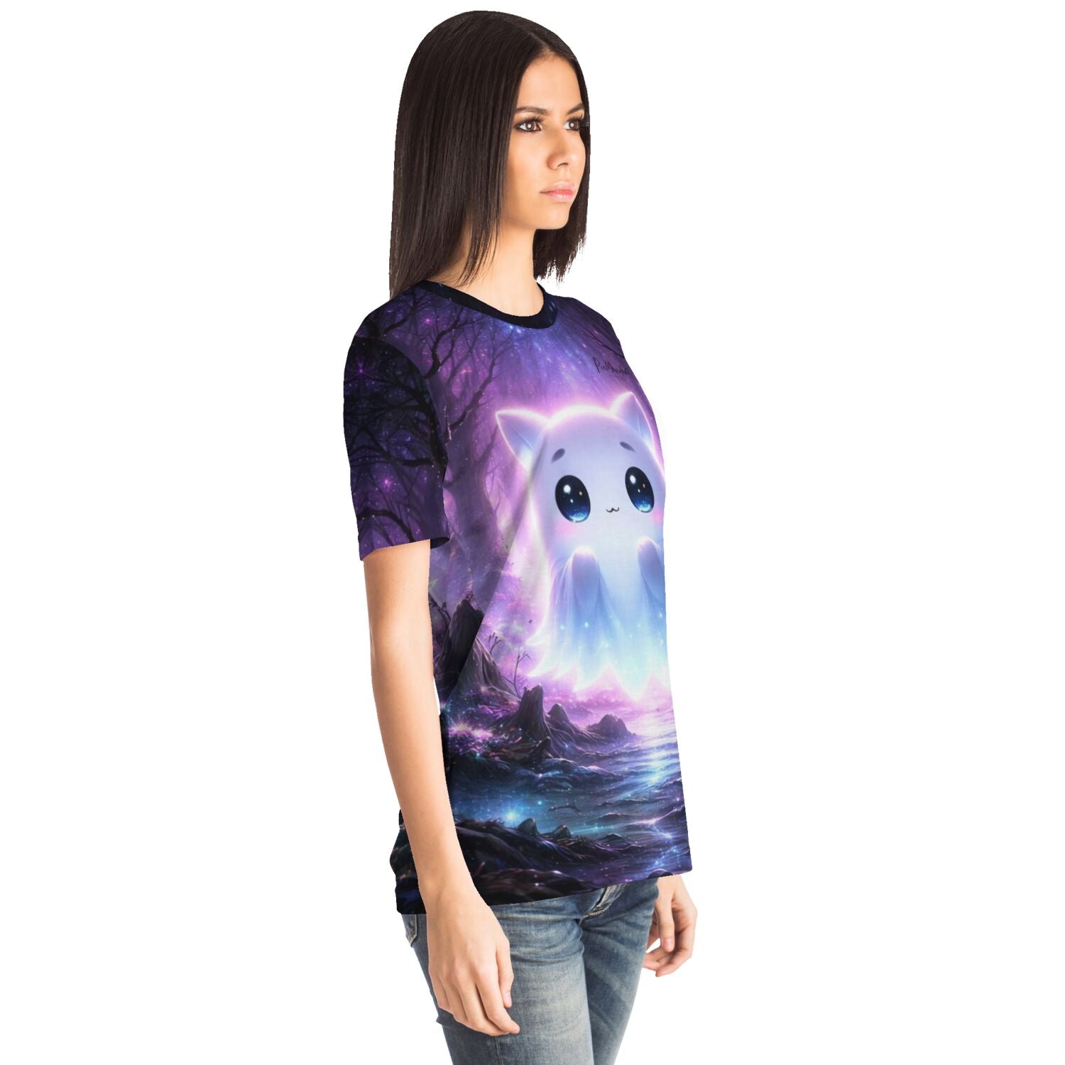 Frau trägt Dreamer T-Shirt mit leuchtendem Geist-Motiv im Stil unserer Diamond Painting und Malen nach Zahlen Designs