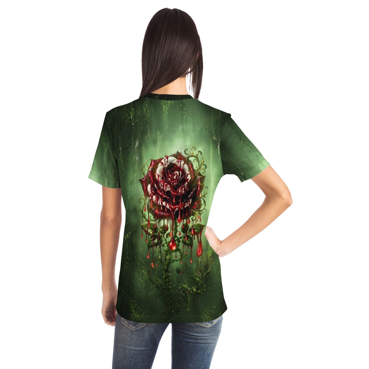 Frau trägt Dreamer T-Shirt mit düsterem Rosen-Print auf grünem Hintergrund, inspiriert von Diamond Painting Motiven.