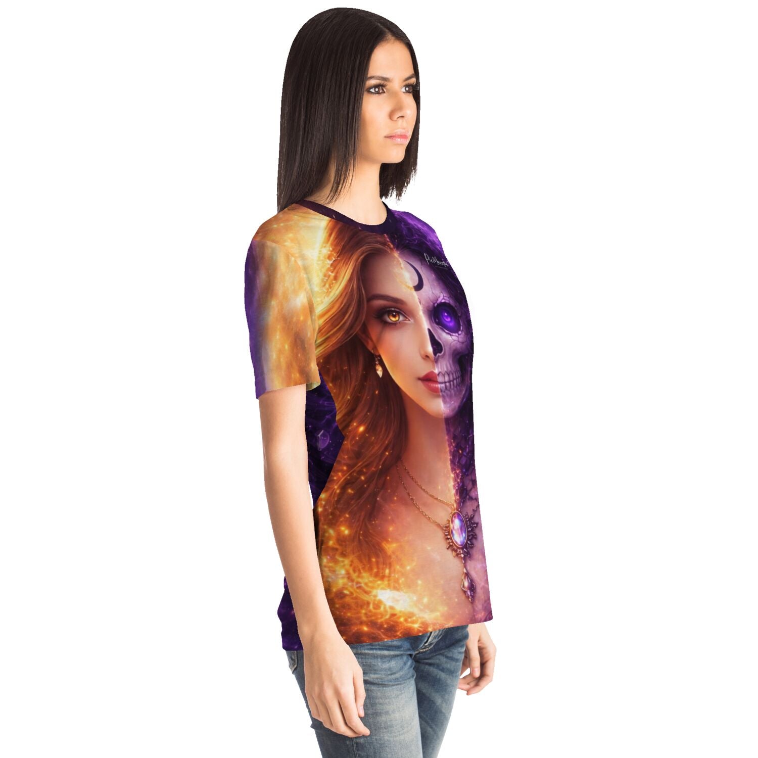 Frau trägt Dreamer T-Shirt mit mystischem Totenkopf-Motiv im Stil von Diamond Painting Kunstwerken