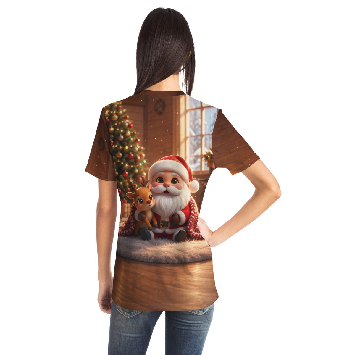 Frau trägt T-Shirt mit weihnachtlichem Motiv: süßer Weihnachtsmann und Rentier vor geschmücktem Tannenbaum.