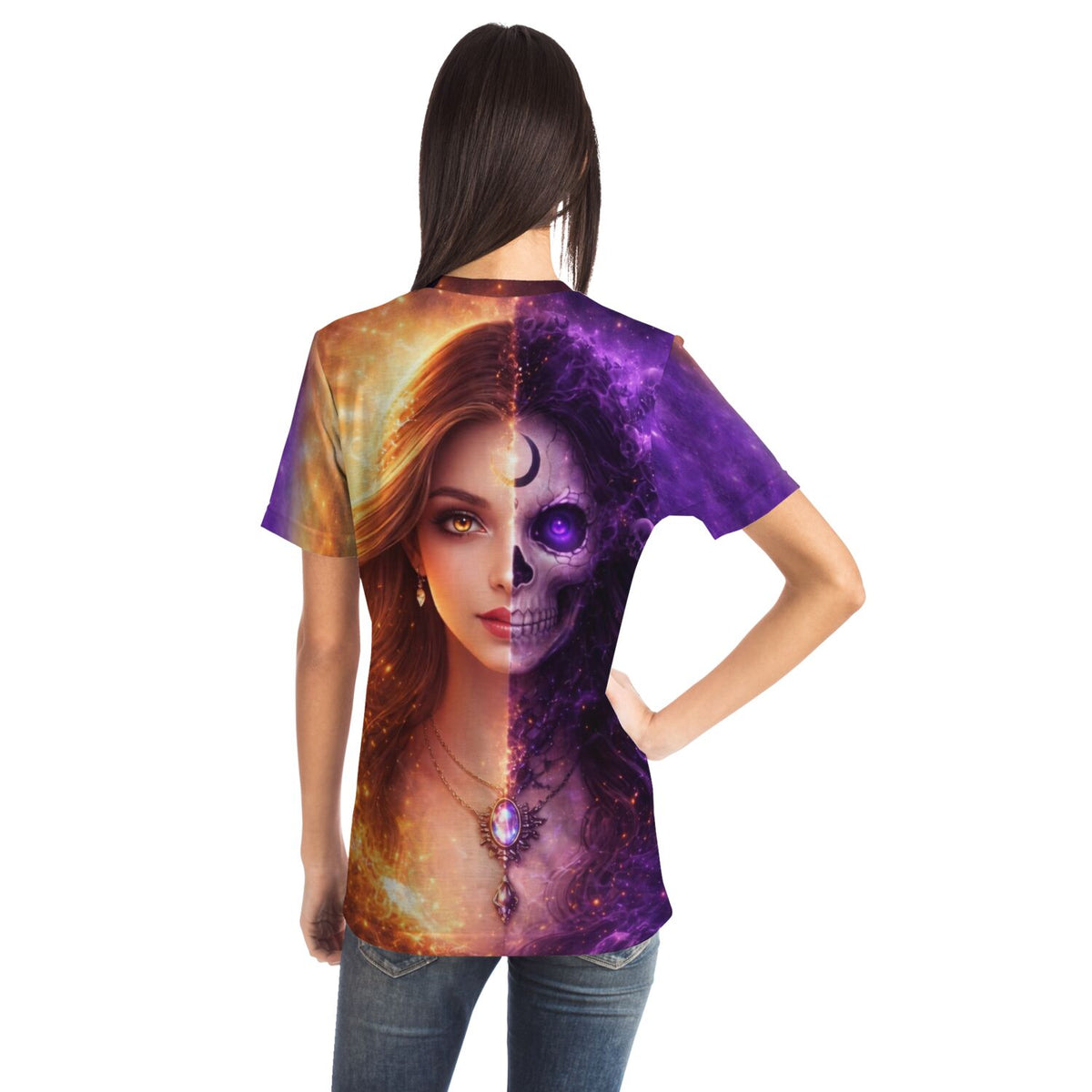 T-Shirt mit künstlerischem Motiv einer Frau und Totenkopf im Stil von Diamond Painting zwischen Flammen und Galaxie