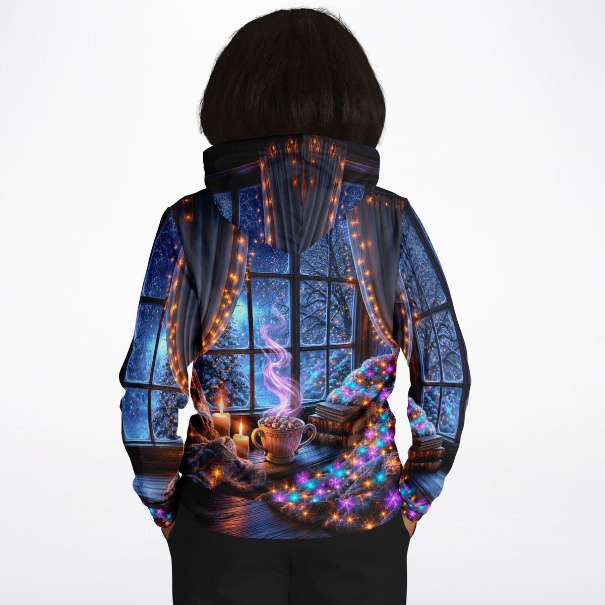 Dreamer Hoodie Weihnachtszauber mit winterlichem Fenster-Motiv, stimmungsvoller Beleuchtung und weihnachtlicher Deko.