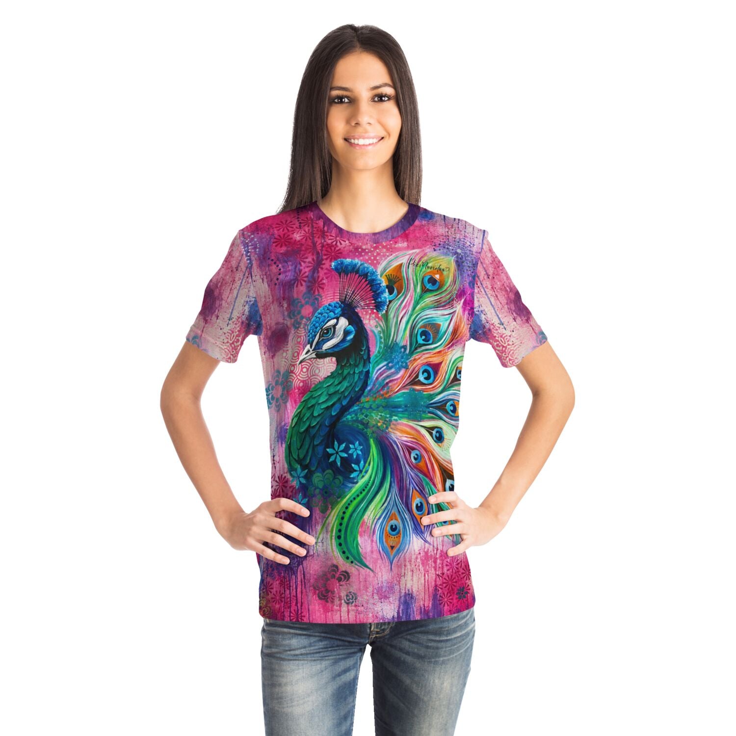 Frau trägt T-Shirt mit farbenfrohem Pfauen-Motiv im Stil von Diamond Painting und Malen nach Zahlen