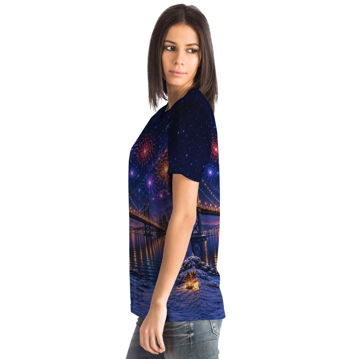 Frau trägt Dreamer T-Shirt mit Diamond Painting Motiv: Brücke, Nachthimmel und Feuerwerk in leuchtenden Farben