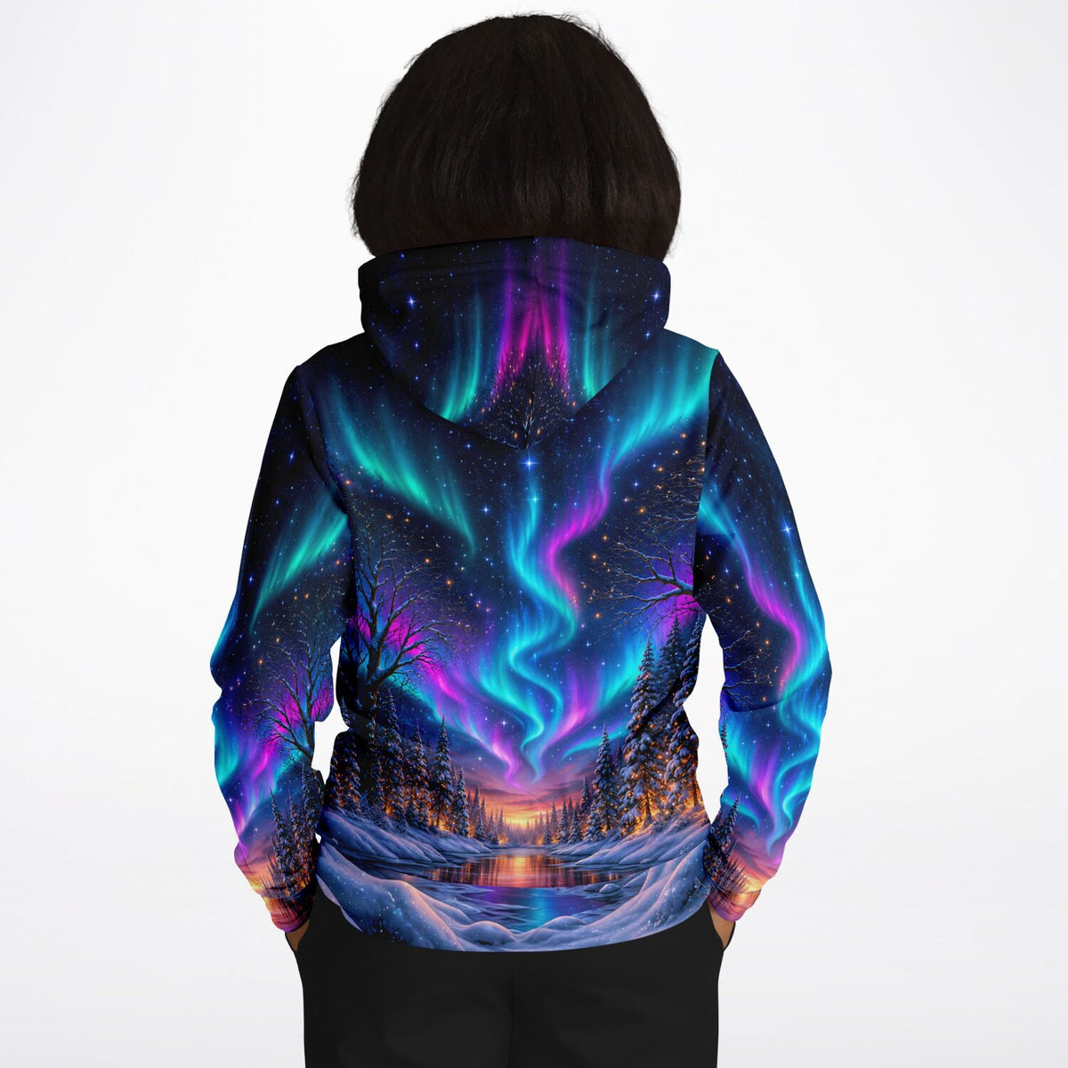Dreamer Hoodie mit farbenprächtigem Nordlicht-Motiv und verschneiter Winterlandschaft im All-Over-Print Design