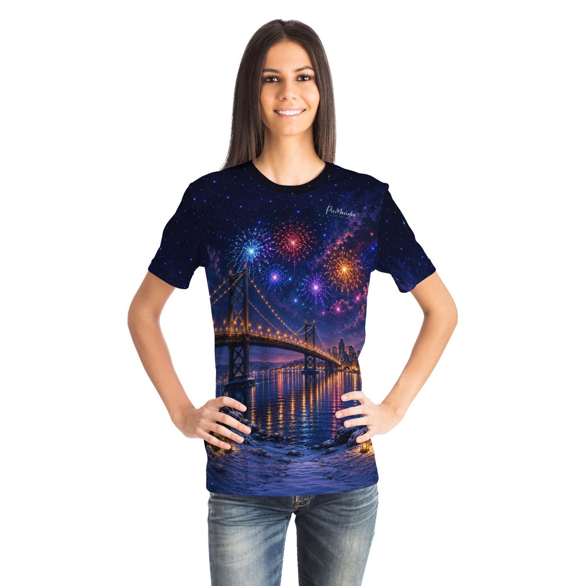 Frau trägt T-Shirt mit Diamond Painting Motiv: Nächtliche Brücke mit Feuerwerk, perfekt für Fans von Malen nach Zahlen