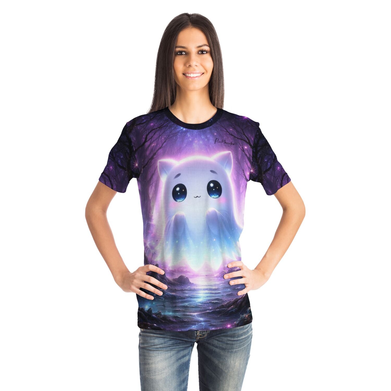 Frau trägt ein Glowy Dreamer T-Shirt mit niedlichem Geister-Motiv im Stil unserer Diamond Painting und Malen nach Zahlen Sets