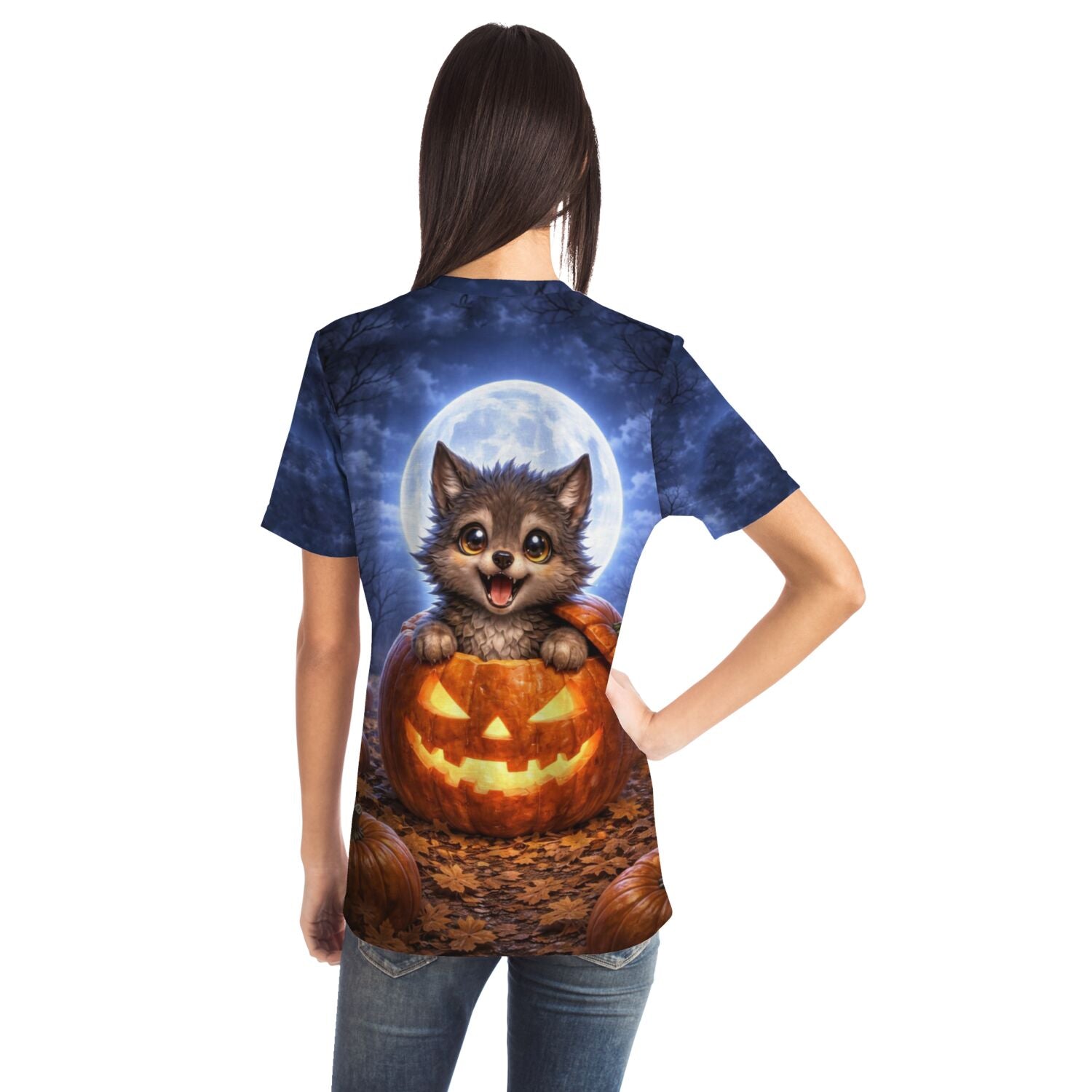 Frau trägt Dreamer T-Shirt mit Mondwolf-Motiv, Halloween-Kürbis und Vollmond, perfekt abgestimmt auf Diamond Painting Fans