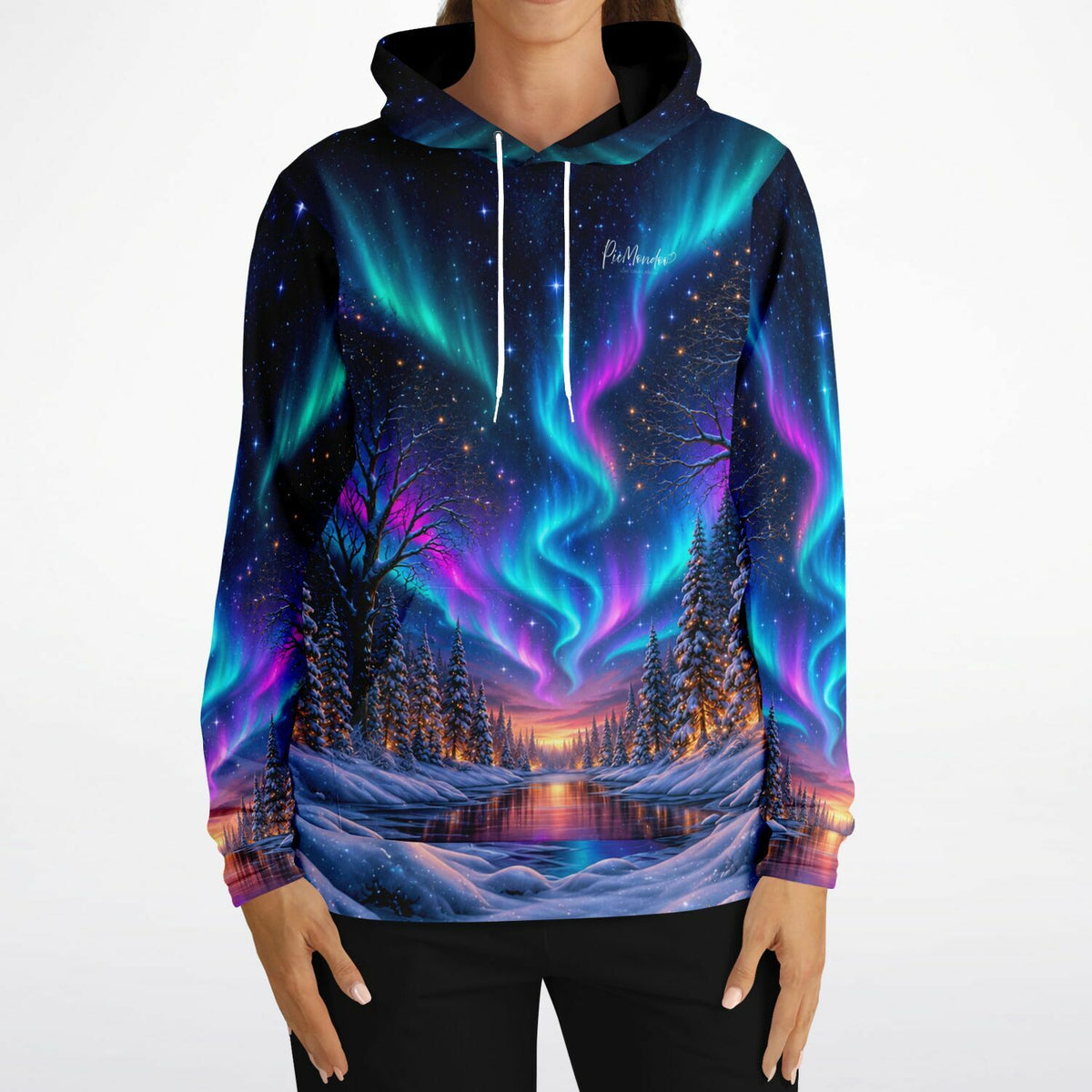 Dreamer Hoodie mit farbenprächtigem Polarlicht-Motiv über einer verschneiten Winterlandschaft und Nadelwald