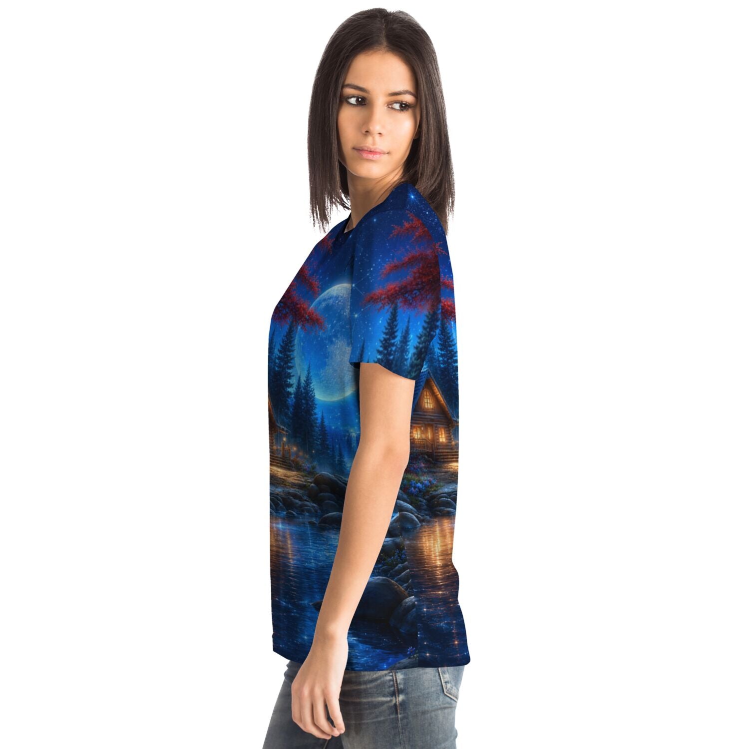 Frau trägt Dreamer T-Shirt mit Mondschein-Naturmotiv, das an die Detailtreue von Malen nach Zahlen Designs erinnert.