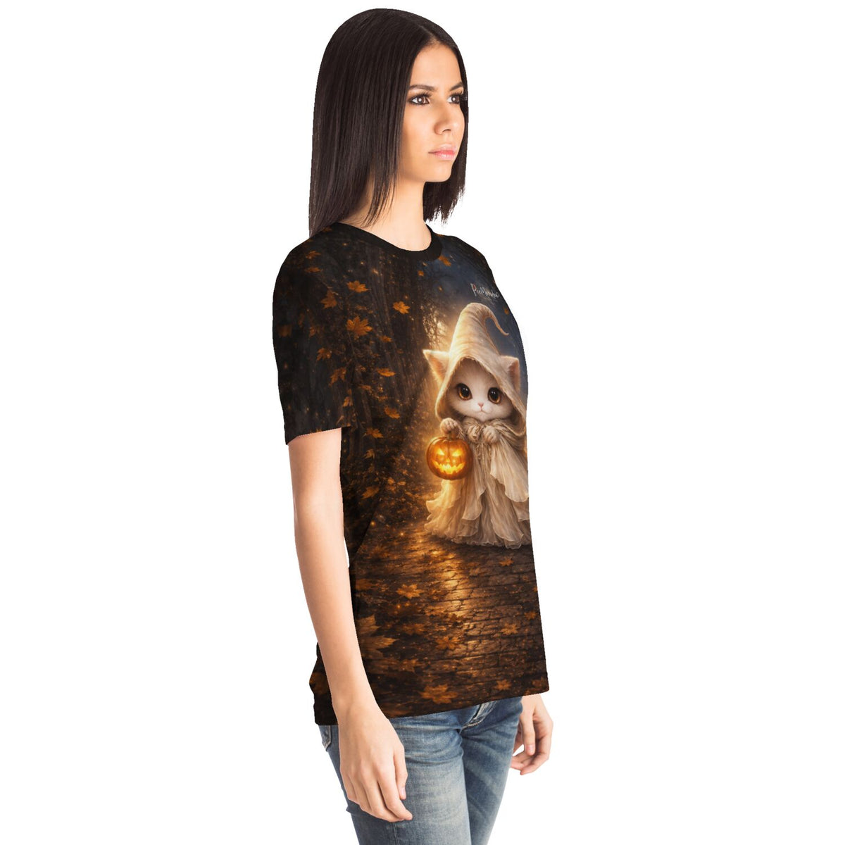 Frau trägt T-Shirt mit niedlichem Katzen-Hexen-Motiv und Kürbis, perfekt für Fans unserer Diamond Painting Kollektionen.