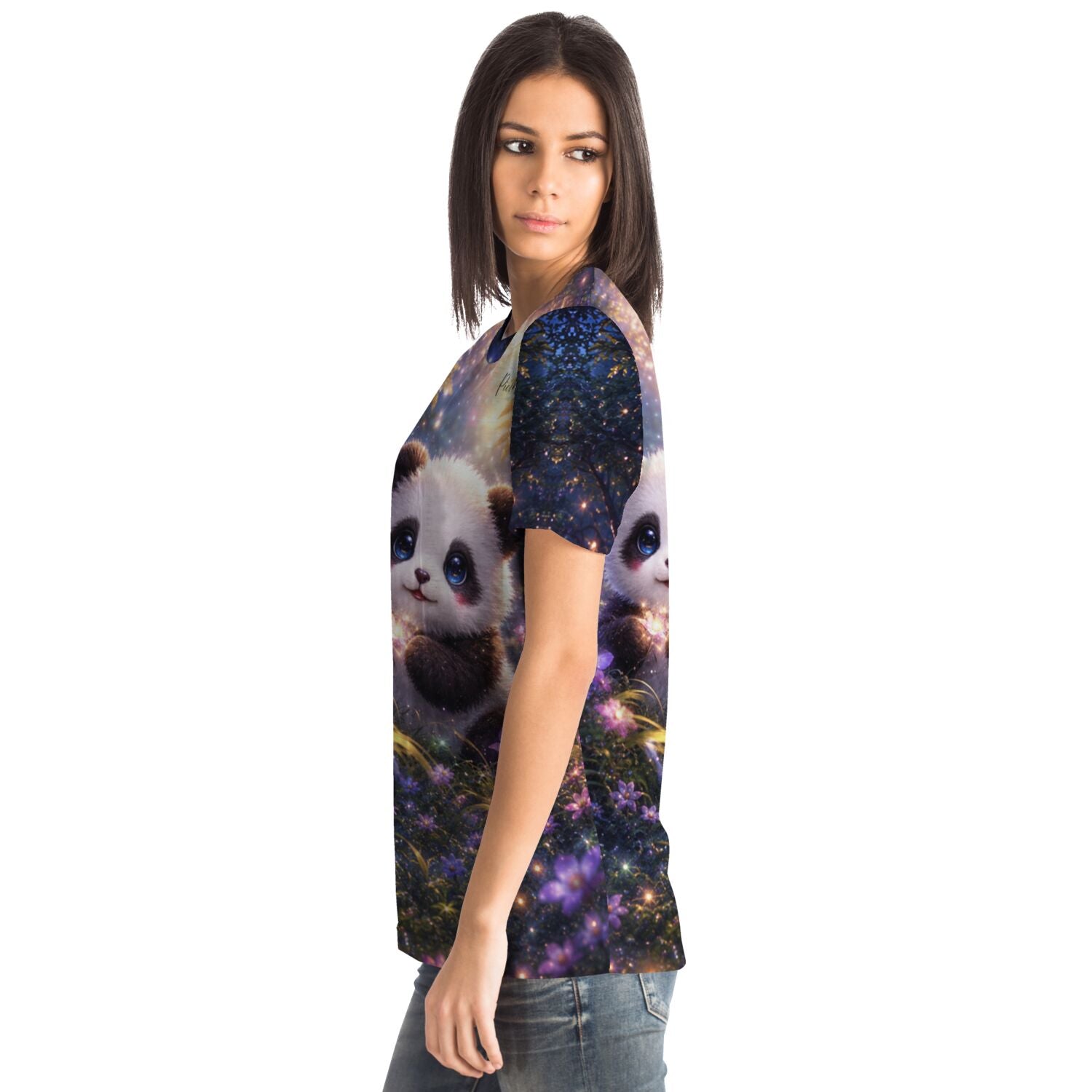 Frau trägt T-Shirt mit niedlichem Panda-Motiv im Stil von Diamond Painting und Malen nach Zahlen Designs