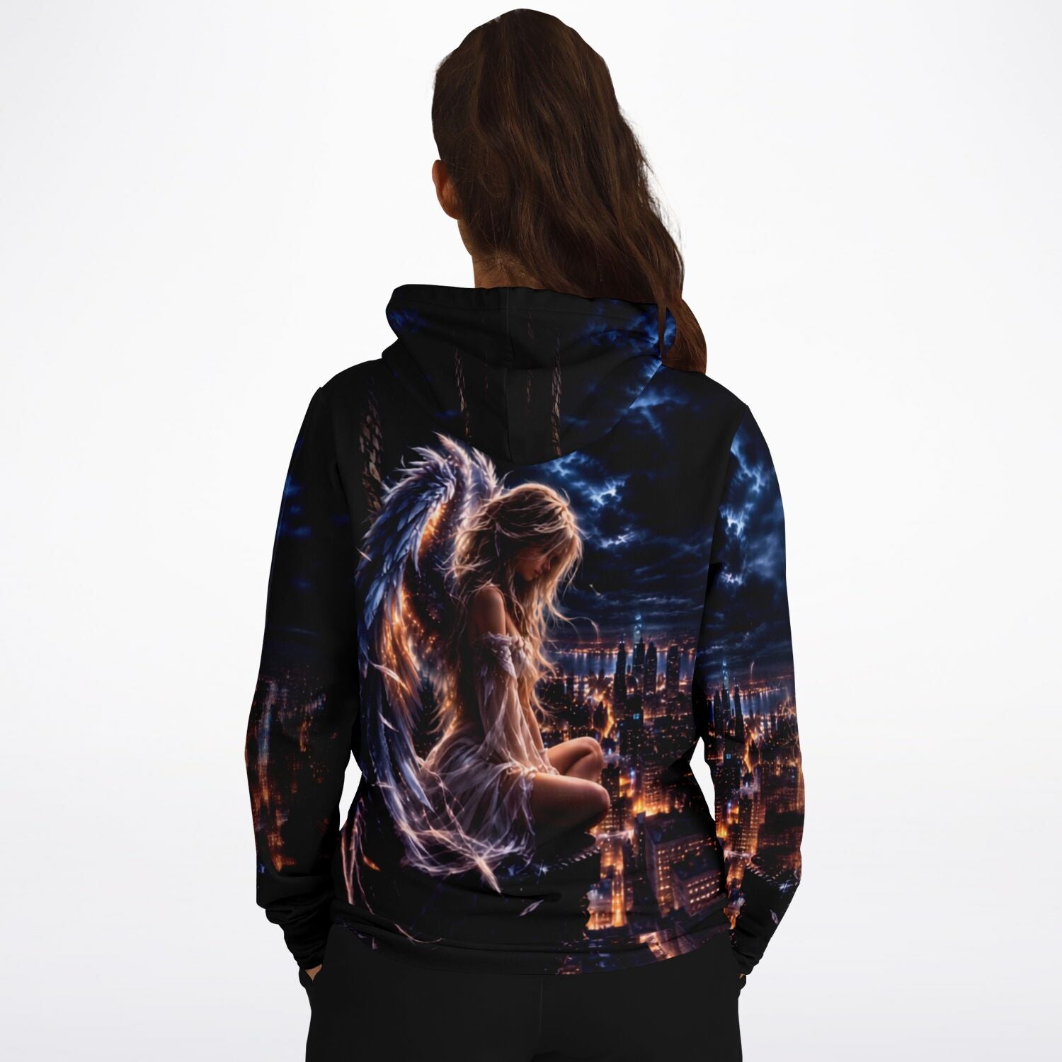 Schwarzer Hoodie mit Engel Motiv, das an Diamond Painting oder Malen nach Zahlen Kunstwerke erinnert.