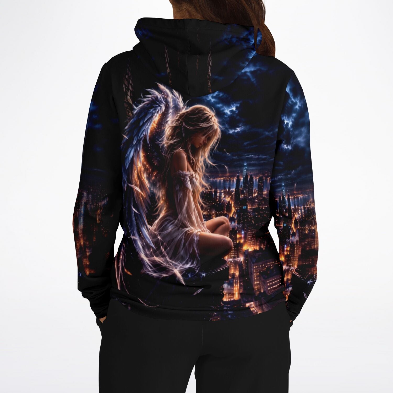 Schwarzer Hoodie mit Engel-Motiv über nächtlicher Stadt als hochwertiger All-Over-Print für Fans kreativer Kleidung