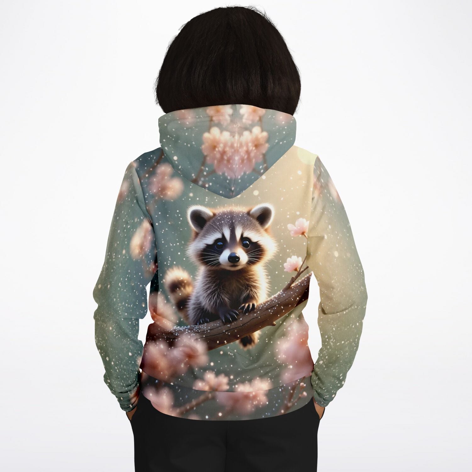 Dreamer Hoodie mit Waschbär-Motiv im Stil von Diamond Painting, umgeben von blühenden Zweigen und Lichtpunkten