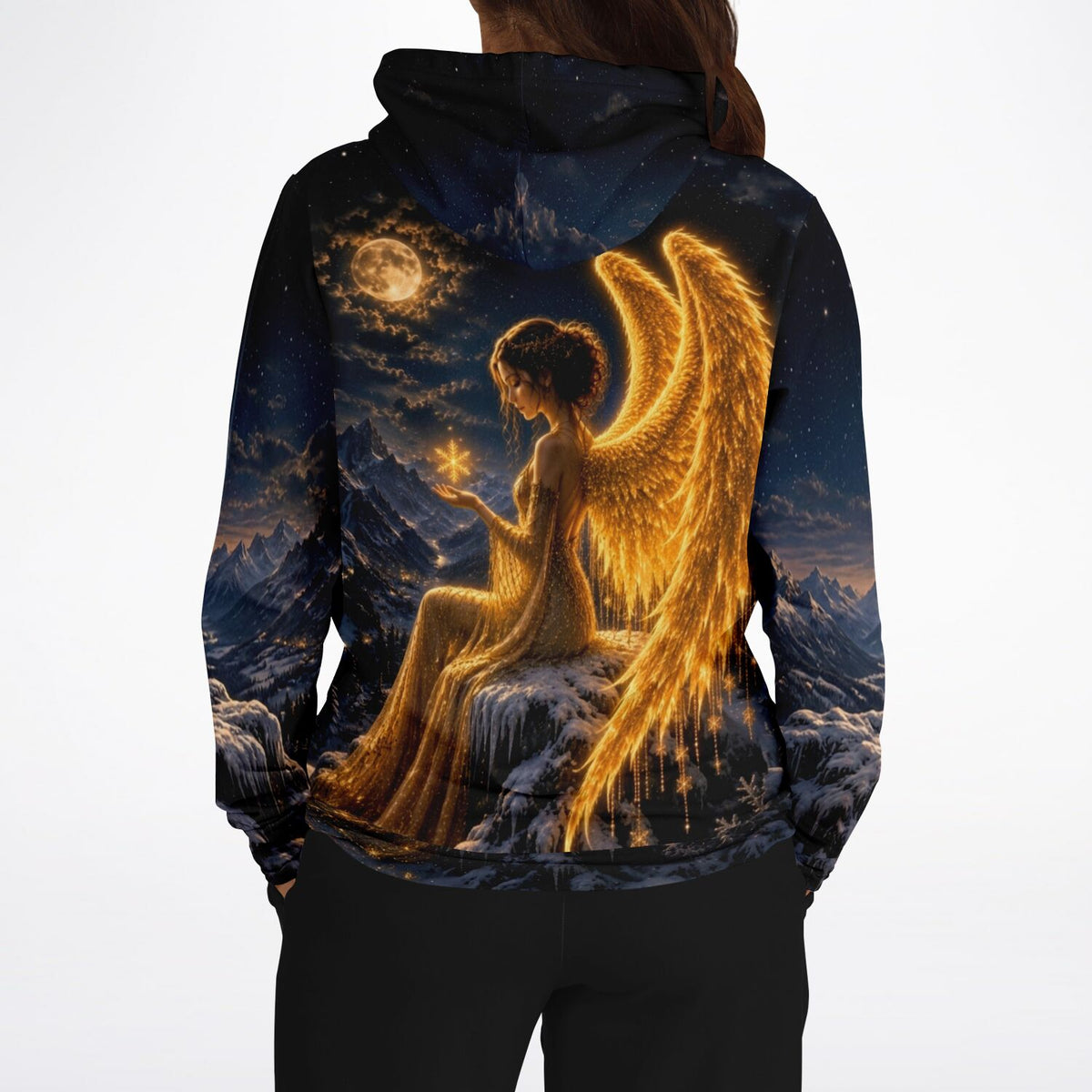 Dreamer Hoodie mit Engel-Motiv im Stil von Diamond Painting und Malen nach Zahlen Designs vor Berglandschaft bei Nacht.