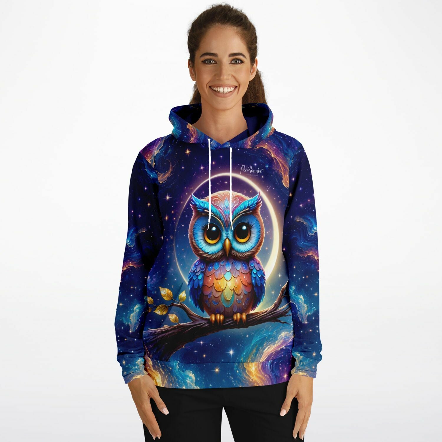 Frau trägt Dreamer Hoodie mit buntem Eulen-Motiv im Weltraum-Design, inspiriert von Diamond Painting und Malen nach Zahlen