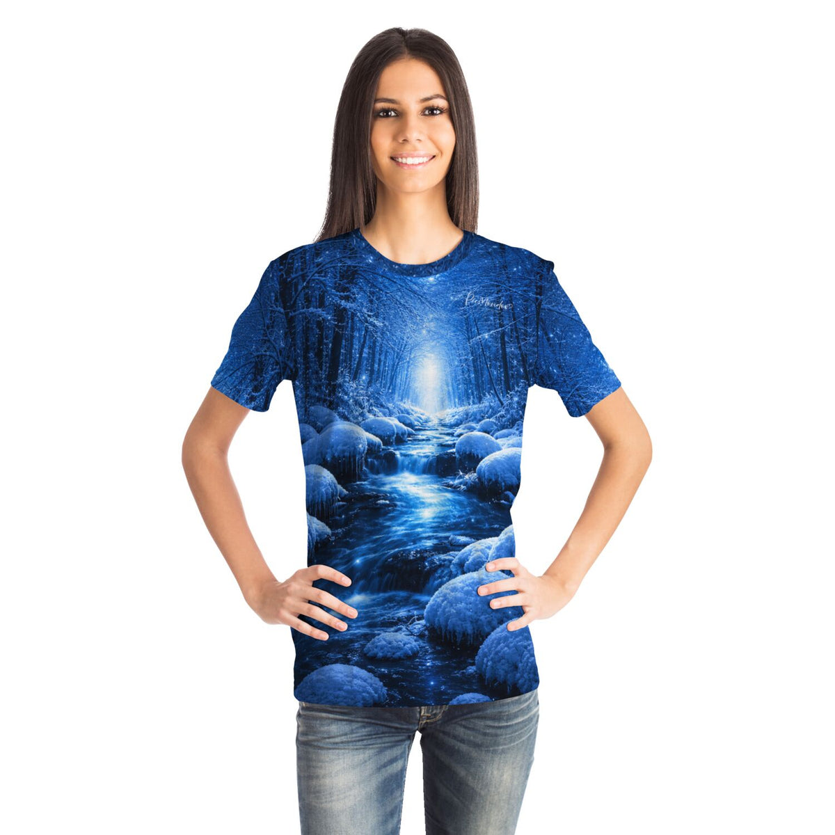 Frau trägt blaues T-Shirt mit mystischem Winterwald-Motiv, inspiriert von Diamond Painting und Malen nach Zahlen Designs.