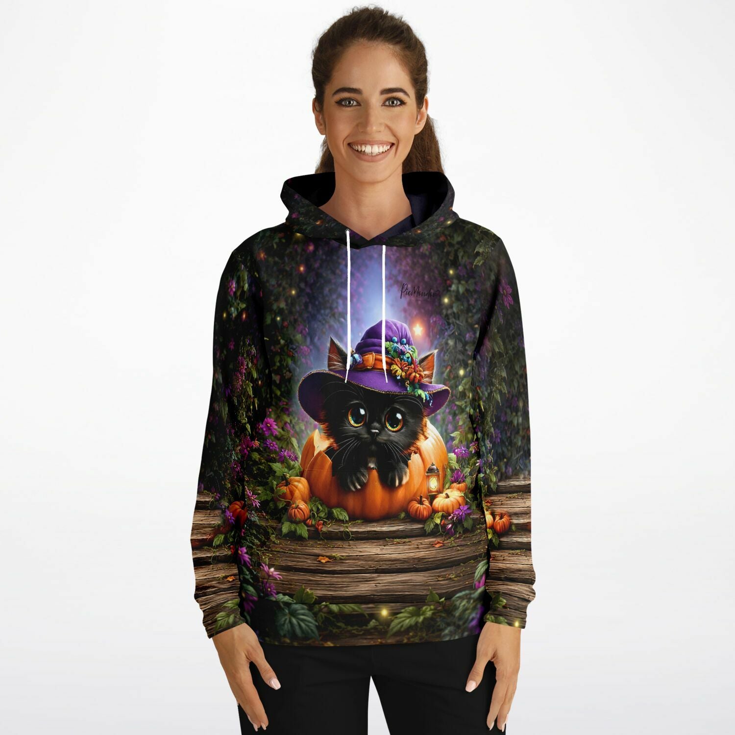 Frau trägt Dreamer Hoodie Herbstpfötchen mit süßem Katzenmotiv im Kürbis, ideal für Diamond Painting und Bastel-Fans.