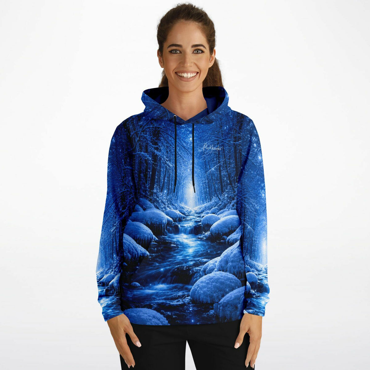 Frau trägt Dreamer Hoodie mit blauem Winterwald-Motiv, das an Diamond Painting und Malen nach Zahlen Designs erinnert.