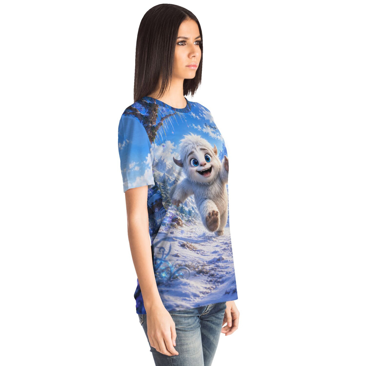 Frau trägt blaues Dreamer T-Shirt mit flauschigem Yeti-Motiv im Schnee, passend für Diamond Painting Fans.