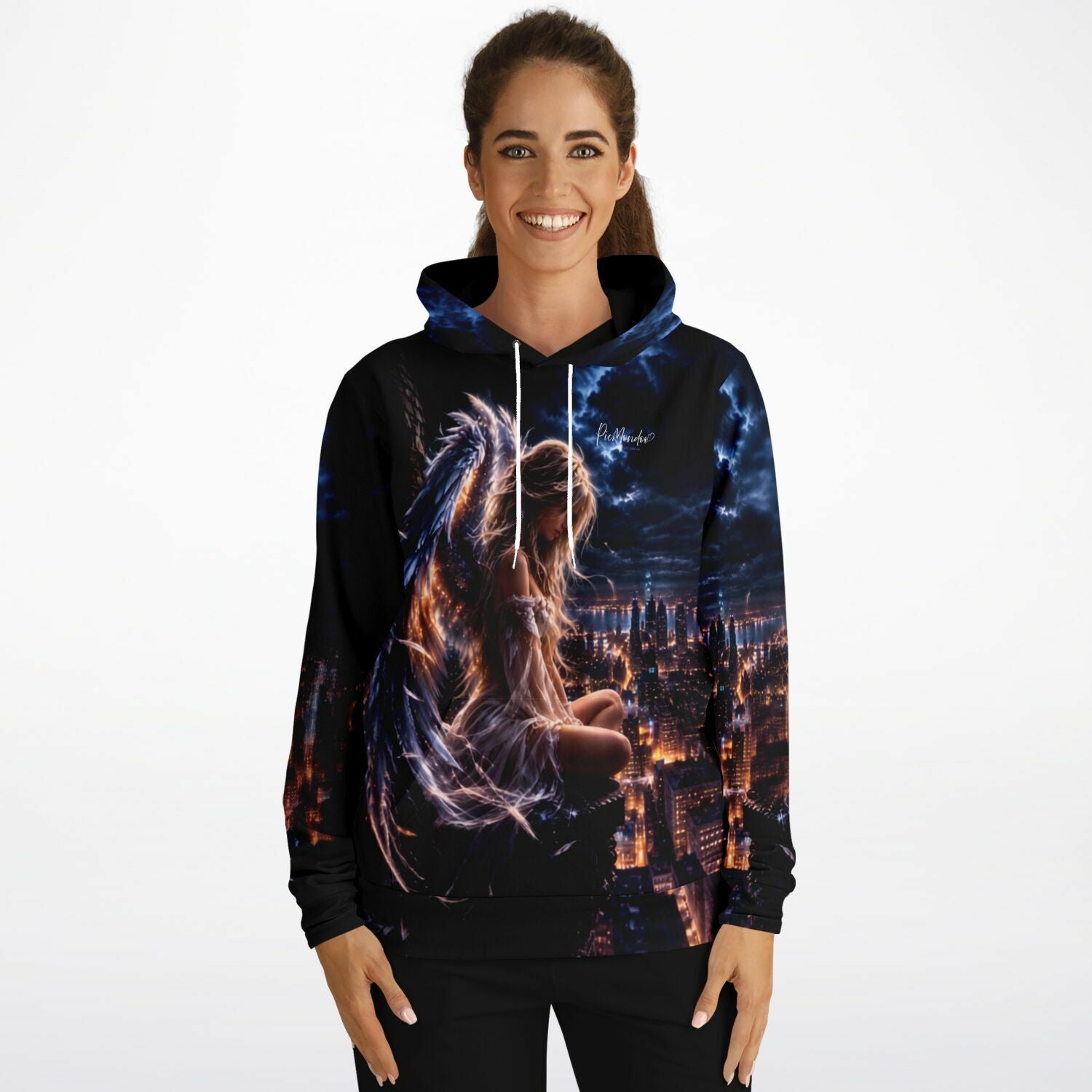 Frau trägt Hoodie mit Engel-Motiv vor nächtlicher Stadtkulisse, passend zum künstlerischen Design von Diamond Painting